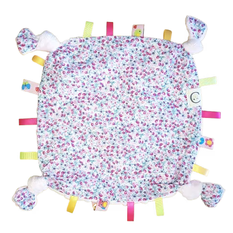 Doudou à noeuds et étiquettes