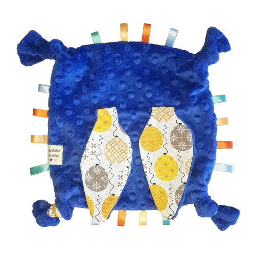 Doudou à noeuds et étiquettes