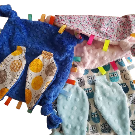 Doudou à noeuds et étiquettes