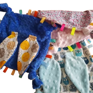 Doudou à noeuds et étiquettes